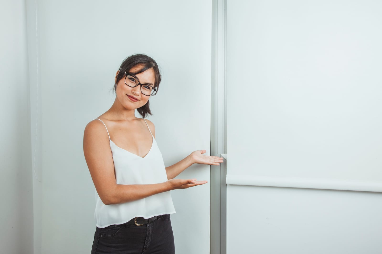 Spazio di lavoro con sedie disposte a semicerchio pronto per un incontro di public speaking